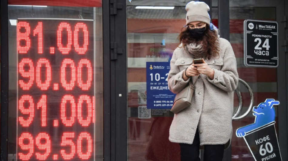 La moneda rusa se desploma a mínimos históricos y la bolsa de Moscú permanece cerrada