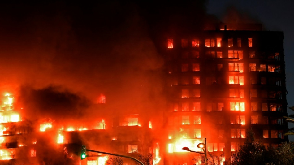 Incêndio devora edifício residencial em Valência, na Espanha, e deixa 14 feridos 