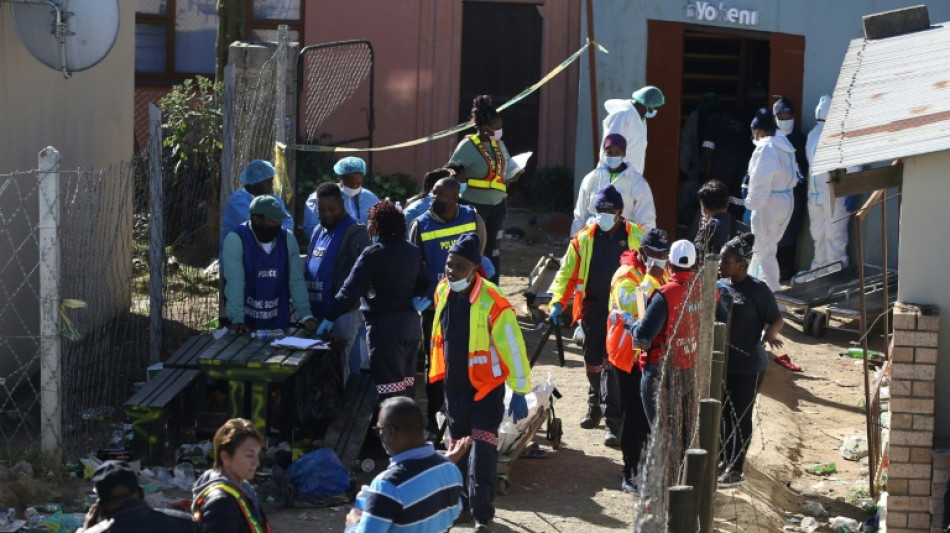 Policía busca pistas tras la muerte de 21 jóvenes en un bar en Sudáfrica