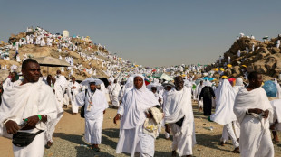 Sob o calor, fiéis continuam sua peregrinação no Monte Arafat 