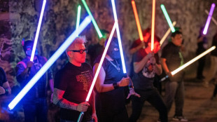 Academia mexicana dá aulas de esgrima com sabres de luz como em 'Star Wars'
