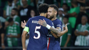 Neymar carga contra el árbitro después de su tarjeta amarilla ante el Haifa