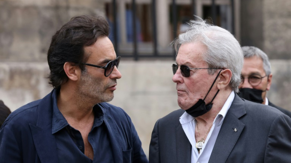 Alain Delon, "extrêmement choqué du déballage médiatique", va déposer plainte contre son fils Anthony