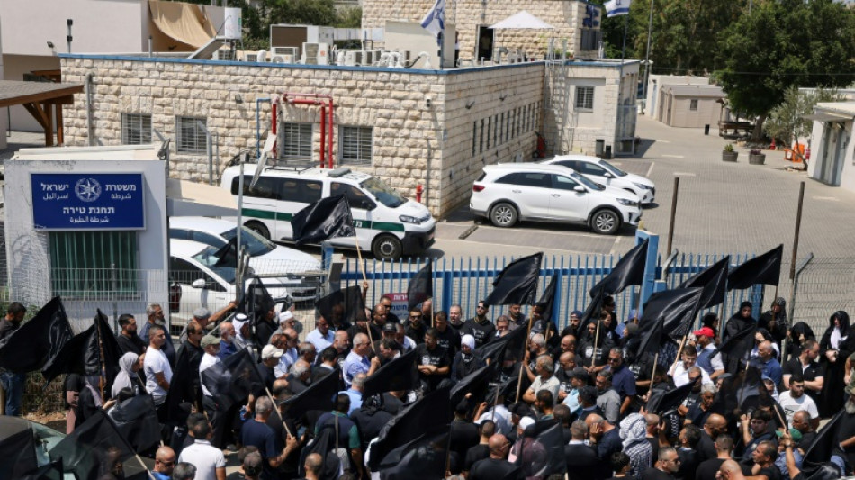 Arab Israelis bury official as crime wave toll nears 160