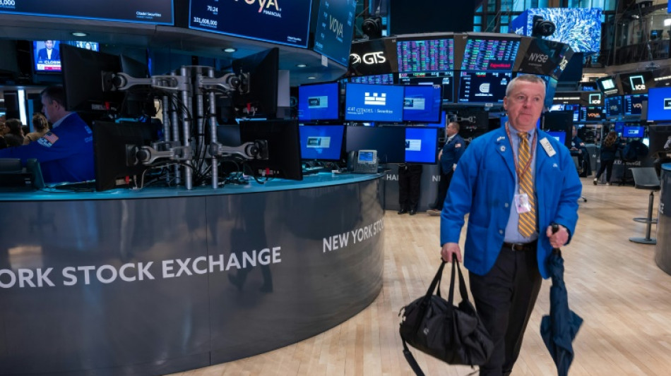 Wall Street fecha em alta à espera da inflação e com recorde do Nasdaq