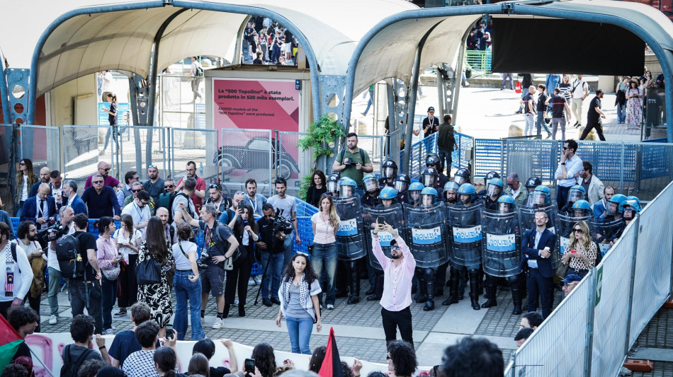 Manifestanti pro Gaza sfondano cancello a Salone del libro