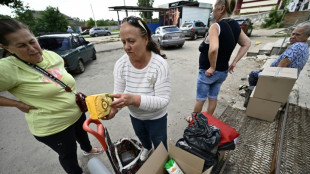 Ucranianos desesperados arriesgan sus vidas bajo las bombas para recibir ayuda alimentaria