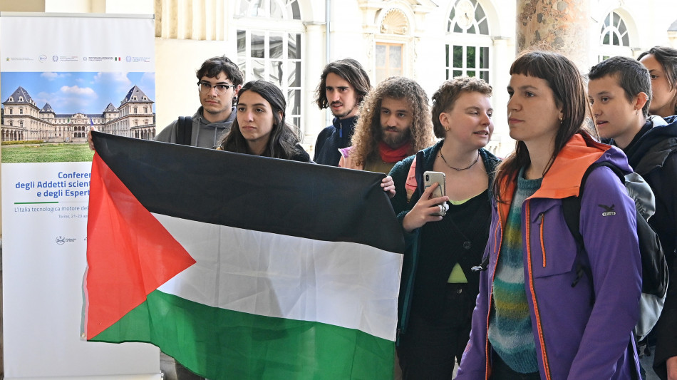 Manifestanti pro-Palestina irrompono al convegno di Torino