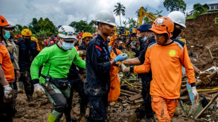 Sube a 321 fallecidos el balance del terremoto en Indonesia