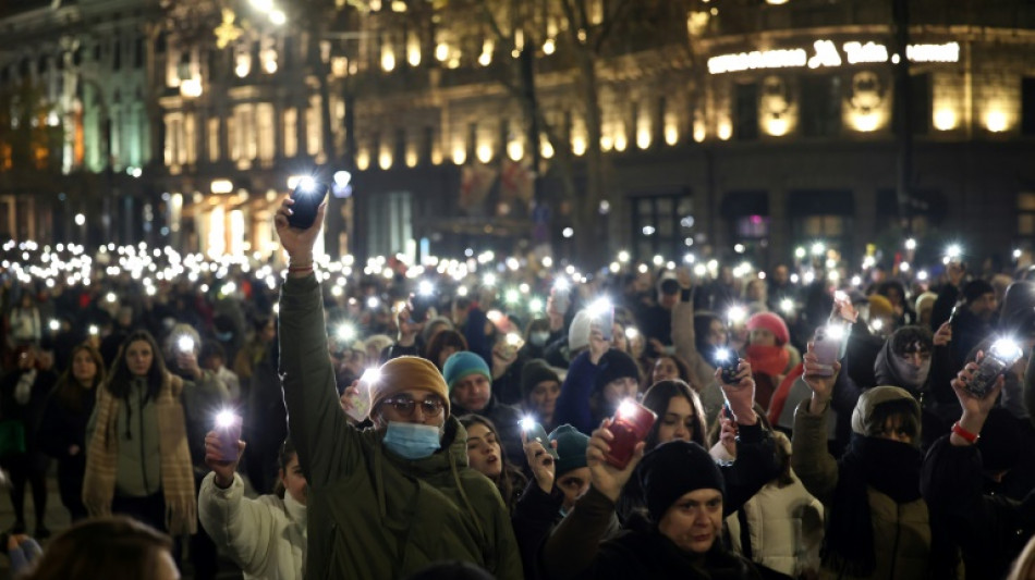 Géorgie: des milliers de manifestants pro-UE devant le parlement