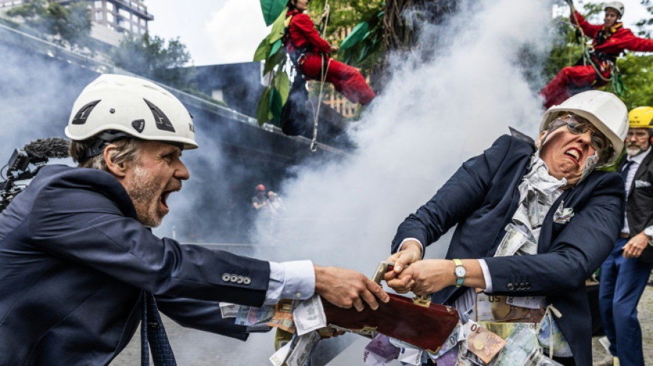 Des milliers de manifestants pour le climat dans un quartier d'affaires à Amsterdam