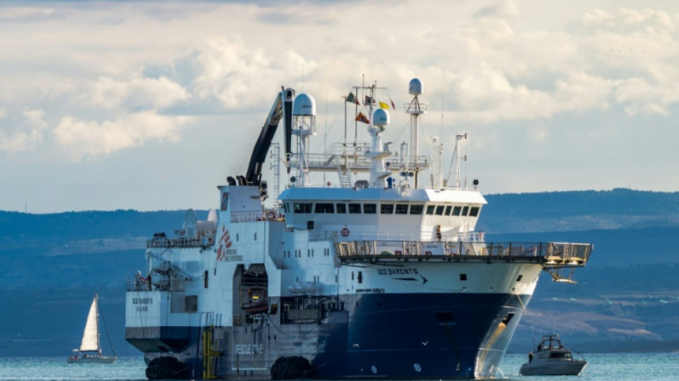 Migrants come ashore at Italian port as another ship heads to France