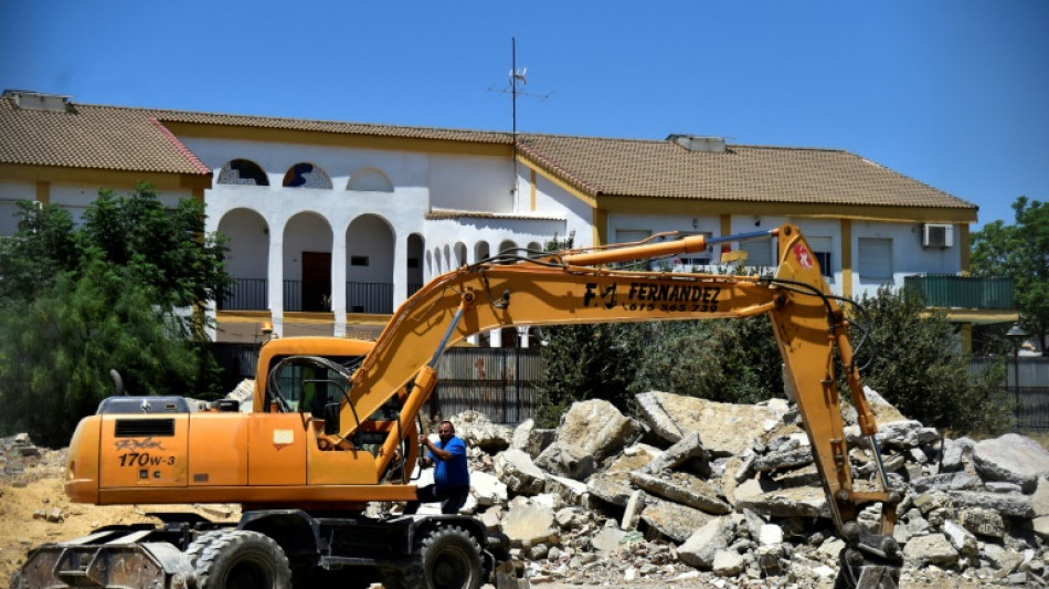 Outdoor workers seek protection as heatwave scorches Europe