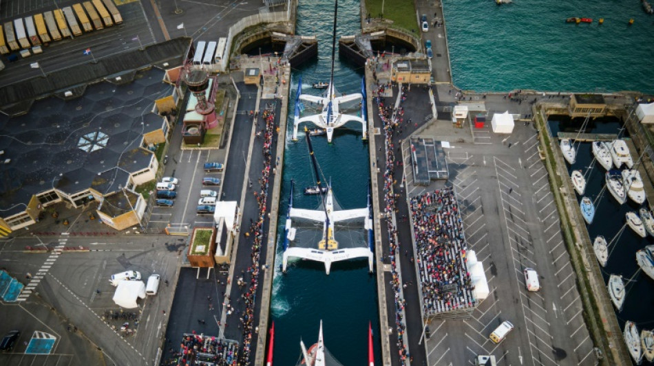 Route du Rhum: ferveur et vivats pour les Ultim à la sortie du port de Saint-Malo