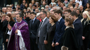 Francia despide a una joven asesinada en pleno debate sobre las circunstancias de su muerte