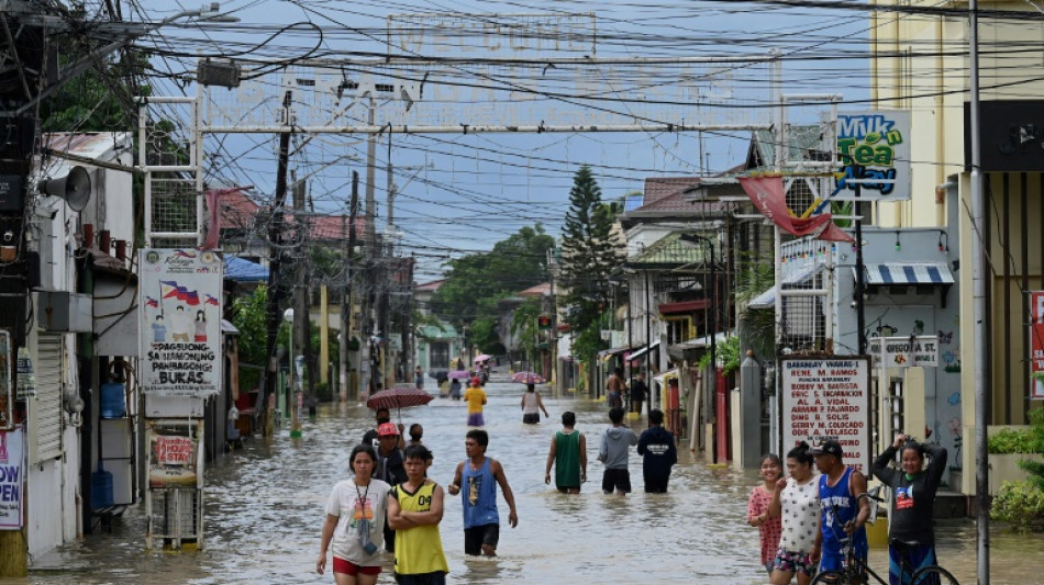 La tempête Nalgae frappe Manille et s'éloigne des Philippines