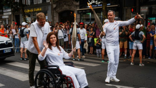 Los periodistas de AFP Christina Assi y Dylan Collins, heridos en Líbano, llevan la antorcha olímpica
