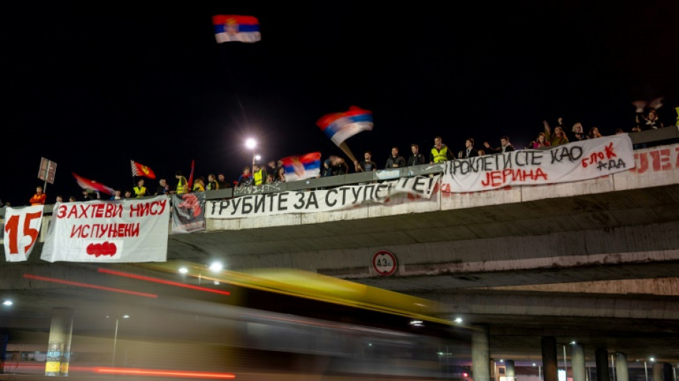 Des milliers de Serbes s'apprêtent à passer la nuit à manifester