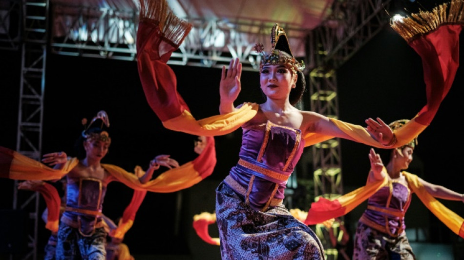 Indonesian dancers keep the beat for ancient drag tradition