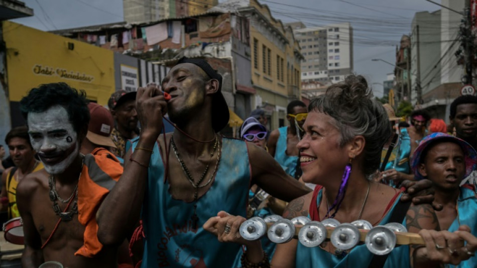 Carnaval leva alegria ao inferno do crack em São Paulo