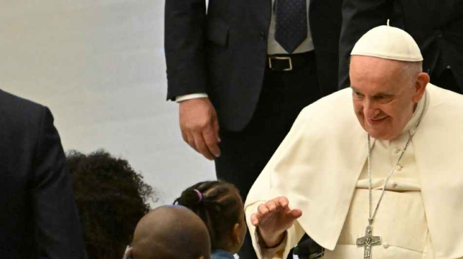 El papa recibe a refugiados llegados a Europa por "corredores humanitarios"