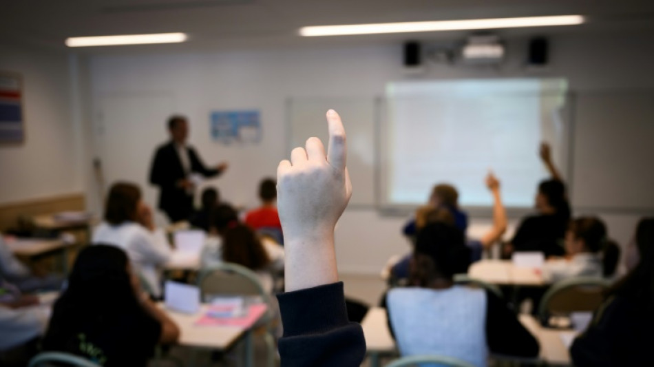 Education: les syndicats menacent de faire grève contre le budget