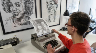 Un artiste britannique dessine portraits et monuments avec des machines à écrire