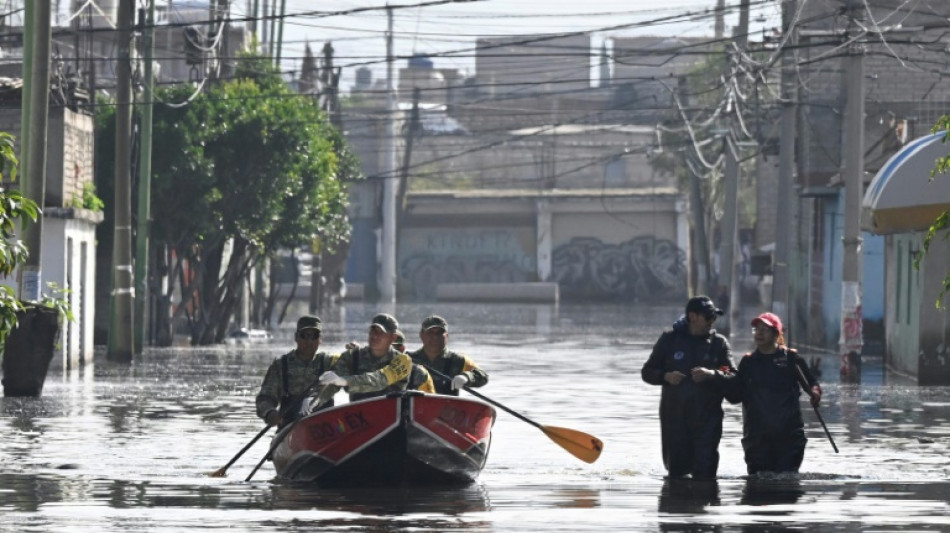 Pobladores del centro de México luchan por sobrevivir en medio de inundación