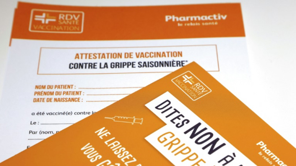 Déjà dans une vague Covid, la France commence à vacciner contre la grippe