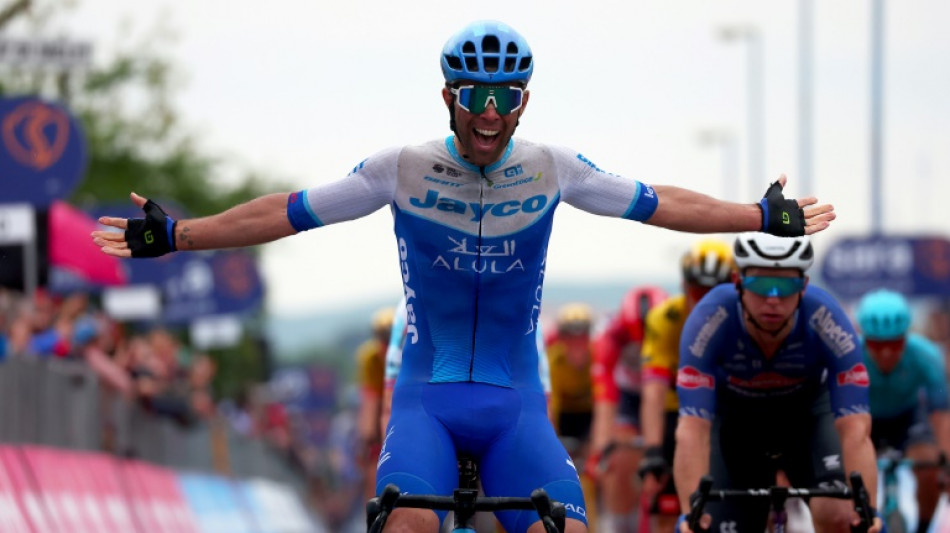 Matthews gana la tercera etapa del Giro y Evenepoel araña un segundo