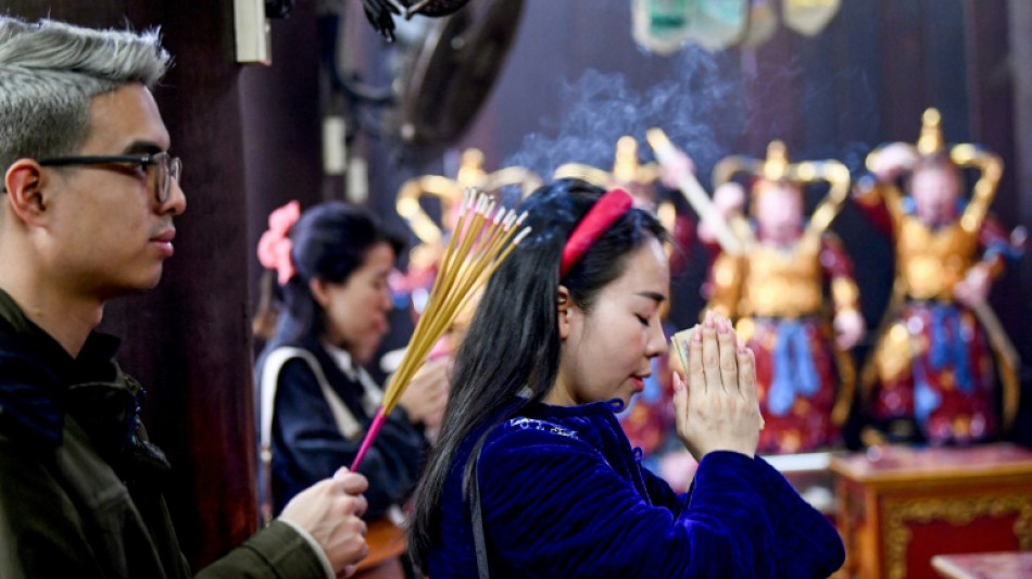 Vietnam: pour la Saint-Valentin, les jeunes célibataires prient à la pagode de l'amour