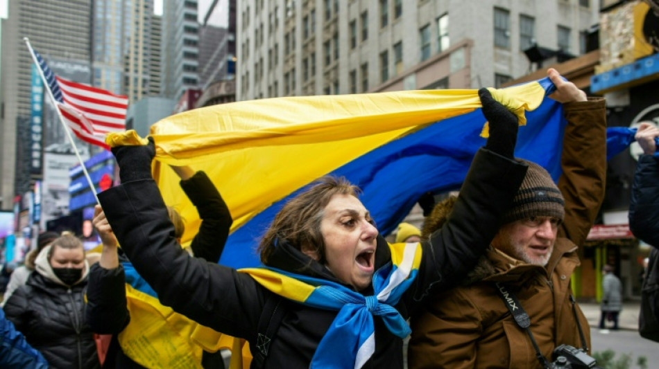 "Stoppez cette folie!": rassemblements dans le monde pour l'Ukraine, arrestations en Russie