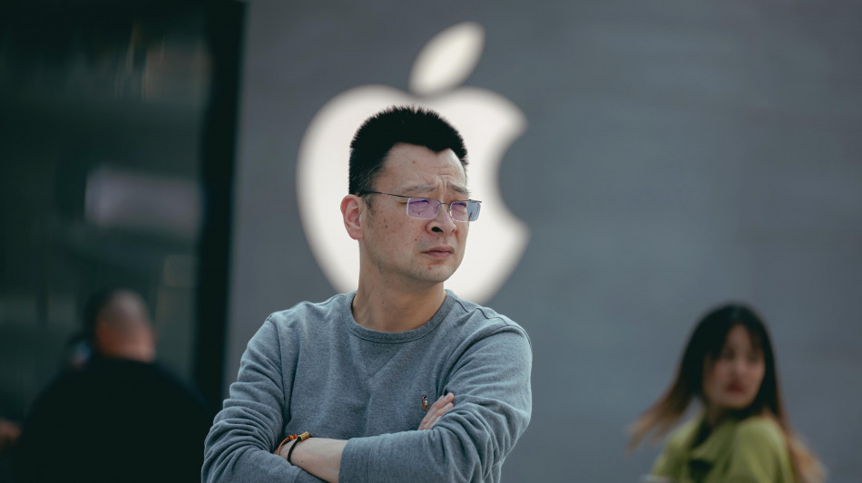 Cina ordina ad Apple di rimuovere WhatsApp e Threads