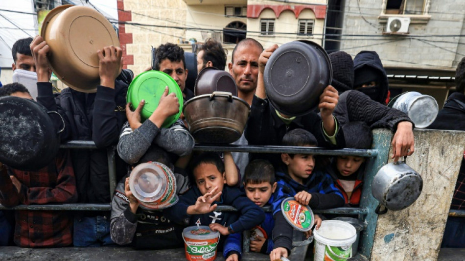 Ameaçados pela fome, moradores de Gaza aguardam por pequenas porções de alimentos