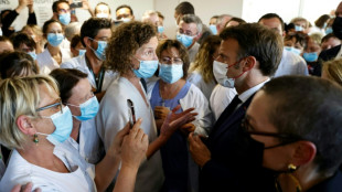 Macron au chevet des soins d'urgence dans un centre hospitalier à Cherbourg