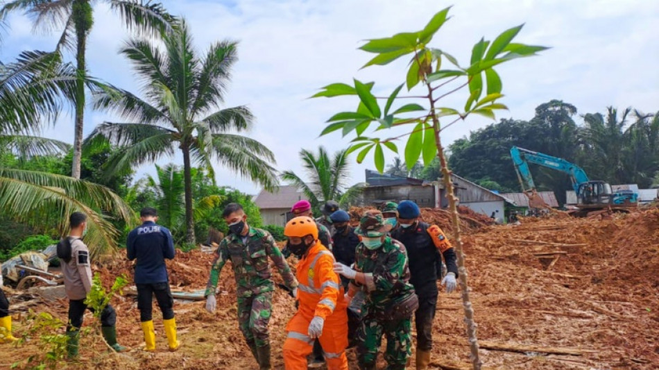 Sube a 30 muertos el balance del deslizamiento de tierra en Indonesia