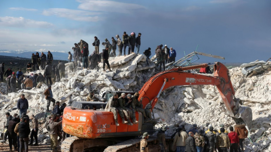 En un pueblo sirio, un hombre busca a 30 familiares sepultados por el sismo