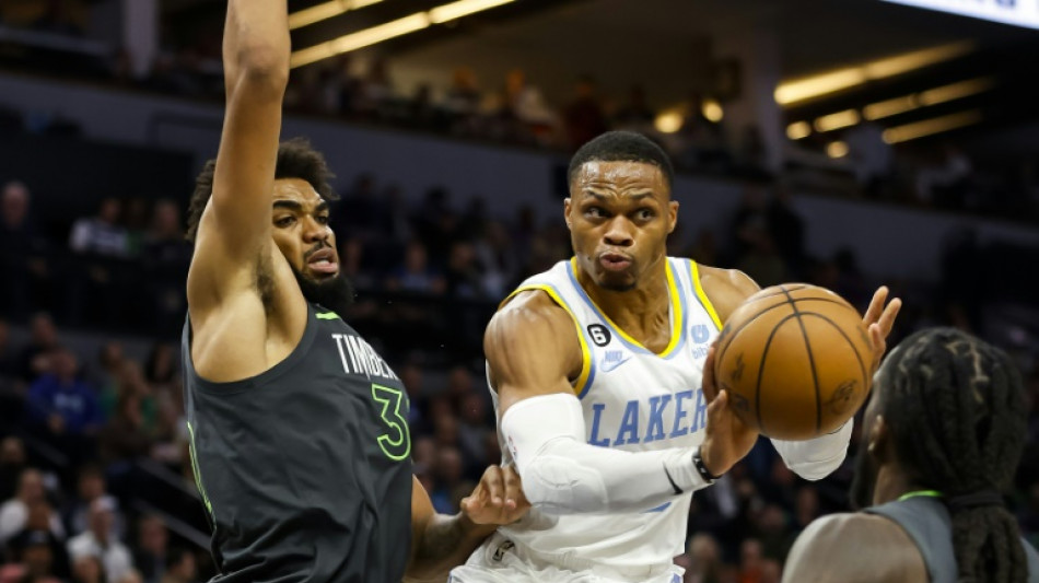 NBA: les Lakers encore battus, les Bucks demeurent seuls invaincus