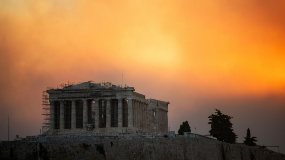 Grecia ordena evacuaciones por unos incendios forestales que se acercan a Atenas