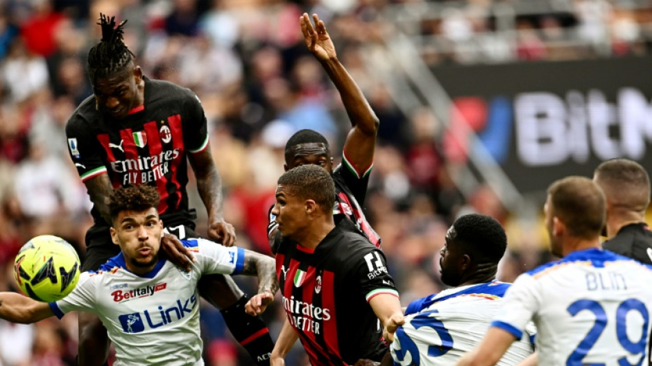 Milan vence Lecce (2-0) com dois gols de Rafael Leão; Inter derrota Empoli