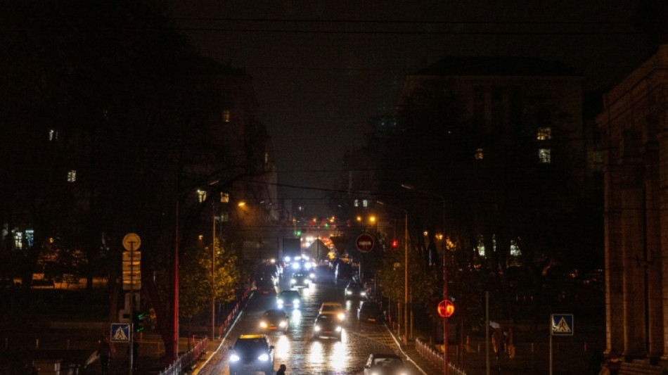 Pesadilla en cocinas de restaurantes de Kiev sin electricidad
