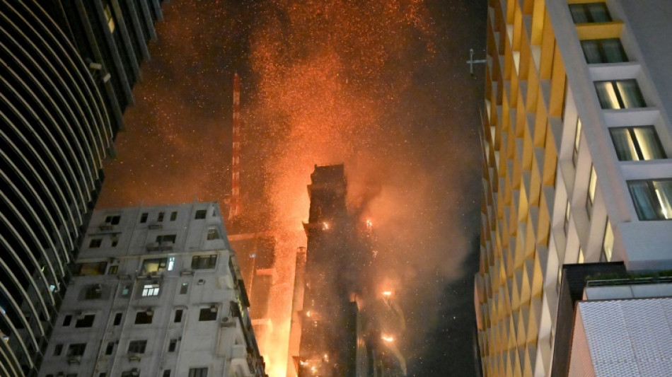 Spectaculaire incendie d'un gratte-ciel en construction à Hong Kong