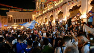 Hinchas argentinos festejan en Doha confiados en que será el día de Messi