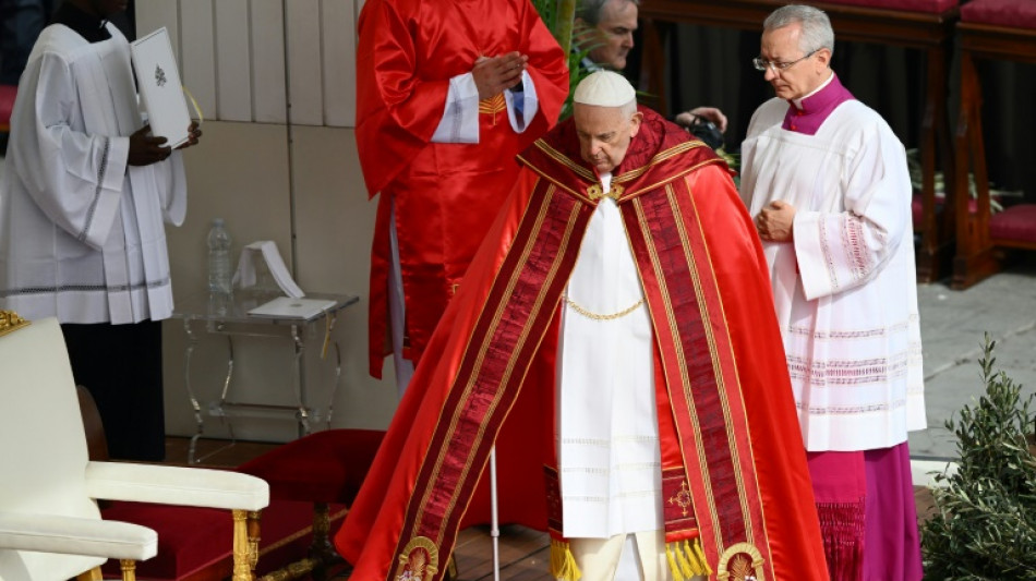 El papa agradece las oraciones por su salud tras presidir la misa de Ramos