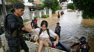 "L'eau est montée si vite" : en Thaïlande, des élèves secourus par bateau  