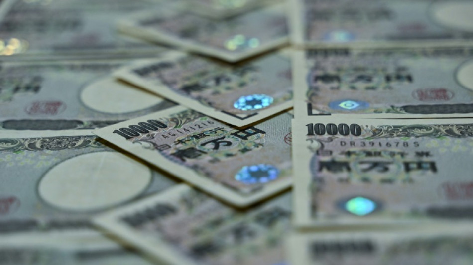 Yen swings after Bank of Japan policy tweak