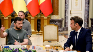 Macron, blanco de críticas por su visita a Kiev en plena campaña electoral en Francia