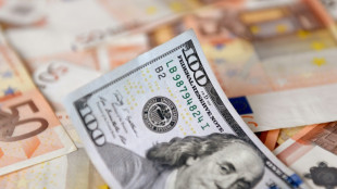 El euro cae brevemente por debajo del dólar por primera vez desde finales de 2002