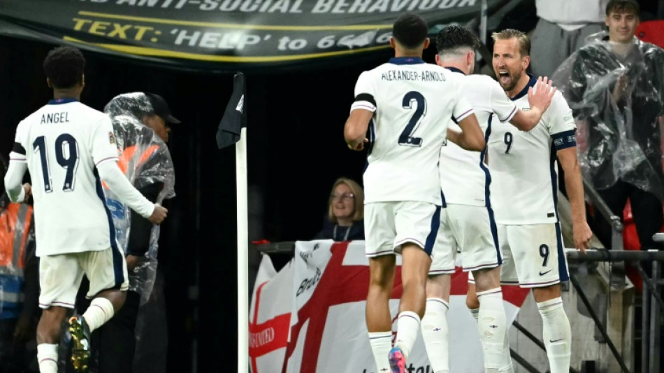 Kane marca 2 gols na vitória sobre a Finlândia (2-0) em seu 100º jogo pela Inglaterra