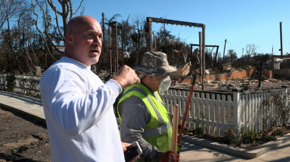 Voluntários tiram escombros do bairro nobre de Palisades após incêndios em Los Angeles